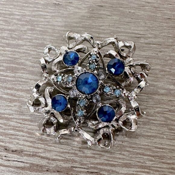 Vintage Silver Ribbon Blue Crystal Brooch Pin - Picture 1 of 3